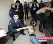 FOTO şi VIDEO FEMEN atacă din nou! Au vrut să fure urna în care se afla votul lui Putin