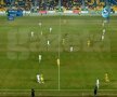 Autul din care Buhuşi a marcat golul a fost acordat eronat, mingea ieşind în afara terenului din piciorul lui Dina (în dreapta, în duel cu Papp) (captură: DigiSport 1)