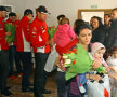 Dinamoviştii au împărţit cadouri la Centrul Maternal Săftica. foto: fcdinamo.ro