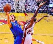 Dirk Nowitzki (cu mingea) este talentat, bătăios şi are şi statura unui mare jucător