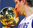 Nowitzki sărută trofeul de MVP 