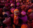 Un copil care priveşte din mijlocul culorilor (foto: boston.com / AFP/Getty Images)
