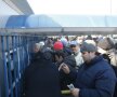 Suporterii au luat cu asalt casele de bilete de la stadionul Ghencea foto: Alex Nicodim