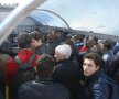Suporterii au luat cu asalt casele de bilete de la stadionul Ghencea foto: Alex Nicodim