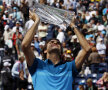 Roger Federer ridicînd trofeul de la Indian Wells, unul deloc uşor // Foto: Reuters