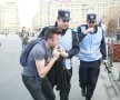 VIDEO şi FOTO Imagini dure de la mitingul "Ştiinţa nu moare" » Aproximativ 40 de persoane reţinute. Vezi cum jandarmii tîrăsc de păr un fan oltean