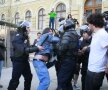 VIDEO şi FOTO Imagini dure de la mitingul "Ştiinţa nu moare" » Aproximativ 40 de persoane reţinute. Vezi cum jandarmii tîrăsc de păr un fan oltean