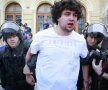 Vlad Neagoe, fiul fostului ofițer de presă al Științei, este lovit și apoi reținut de jandarmi 