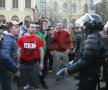 VIDEO şi FOTO Imagini dure de la mitingul "Ştiinţa nu moare" » Aproximativ 40 de persoane reţinute. Vezi cum jandarmii tîrăsc de păr un fan oltean
