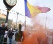 VIDEO şi FOTO Imagini dure de la mitingul "Ştiinţa nu moare" » Aproximativ 40 de persoane reţinute. Vezi cum jandarmii tîrăsc de păr un fan oltean