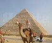 CAIRO:
Piramidele se văd
mai bine dintre
cocoașele unei
cămile