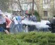 Oamenii în uniforme s-au năpustit la grămadă, reţinînd pe cine apucau: înainte de intrarea în dubă, picioare în gură şi pumni în ceafă!