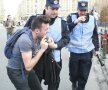 Oamenii în uniforme s-au năpustit la grămadă, reţinînd pe cine apucau: înainte de intrarea în dubă, picioare în gură şi pumni în ceafă!