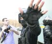 Oamenii în uniforme s-au năpustit la grămadă, reţinînd pe cine apucau: înainte de intrarea în dubă, picioare în gură şi pumni în ceafă!