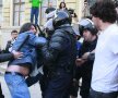 Violenţă extremă în Piaţa Victoriei: jandarmii au spart mitingul "Ştiinţa nu moare" cu gaze lacrimogene, pumni şi picioare