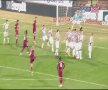 Reacție incredibilă a zidului gălățean la lovitura liberă: doi jucători au fugit in direcție inversă, făcîndu-i un culoar perfect lui Mureșan