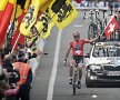 Fabian Cancellara a cîştigat Turul Flandrei, în 2010, după ce l-a lăsat în urmă pe Tom Boonen, pe Grammont (foto: bicycle.net)