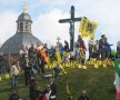 Ciclismul adevărat e ca o religie a supravieţuirii. Fanii pe Zidul Capelei (foto: velorunner.blogspot.com)