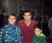 Cu idolul său, Dani
Coman, și cu fratele
mai mic, Dragoș
(dreapta), vîrf de
atac la FC Bența