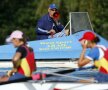 Antrenorul Mircea Roman îşi urmăreşte elevele din barcă // Foto: Telegraf Constanţa