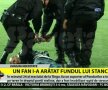 Un fan a intrat pe teren şi i-a arătat fundul lui Stanca