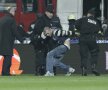 Un fan a intrat pe teren şi i-a arătat fundul lui Stanca