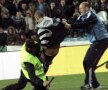 Un huligan a pătruns pe teren în prima repriza şi i-a arătat fundul lui Stanca.