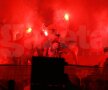 FOTO Derby în tribune. De la "Cînd plouă sînteţi 9 şi ăia împărţiţi în două" la "Cînd vedeţi abecedare, fugiţi cît puteţi de tare" :D