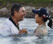 Yoo Sun-young, din Coreea de Sud, celebrează împreună cu caddie-ul victoria din LPGA Kraft Nabisco, în California, printr-o baie în lacul Poppie (foto: reuters)