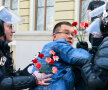 Exemplu pentru reprezentanții Jandarmeriei: așa arată o imagine trucată pe Photoshop, cu Dumitru Dragomir bătîndu-l cu flori pe premierul Mihai Răzvan Ungureanu