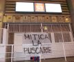 FOTO Campania "Mitică la brutărie" continuă » Contestările au ajuns şi pe Camp Nou!