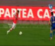 Pulhac încearcă să oprească balonul dar şutează în pămînt Captură: DigiSport