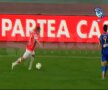 Pulhac încearcă să oprească balonul dar şutează în pămînt Captură: DigiSport