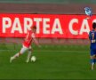 Pulhac încearcă să oprească balonul dar şutează în pămînt Captură: DigiSport