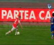 Pulhac încearcă să oprească balonul dar şutează în pămînt Captură: DigiSport