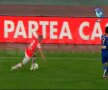 Pulhac încearcă să oprească balonul dar şutează în pămînt Captură: DigiSport
