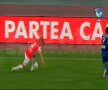 Pulhac încearcă să oprească balonul dar şutează în pămînt Captură: DigiSport