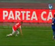 Pulhac încearcă să oprească balonul dar şutează în pămînt Captură: DigiSport