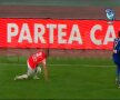 Pulhac încearcă să oprească balonul dar şutează în pămînt Captură: DigiSport
