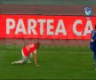 Pulhac încearcă să oprească balonul dar şutează în pămînt Captură: DigiSport