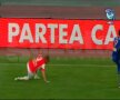Pulhac încearcă să oprească balonul dar şutează în pămînt Captură: DigiSport