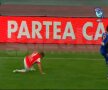Pulhac încearcă să oprească balonul dar şutează în pămînt Captură: DigiSport