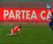 Pulhac încearcă să oprească balonul dar şutează în pămînt Captură: DigiSport