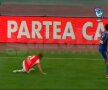 Pulhac încearcă să oprească balonul dar şutează în pămînt Captură: DigiSport