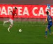 Pulhac încearcă să oprească balonul dar şutează în pămînt Captură: DigiSport