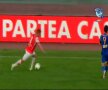 Pulhac încearcă să oprească balonul dar şutează în pămînt Captură: DigiSport