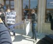 Fanii Craiovei au profitat de sosirea lui Platini pentru a-şi continua protestele