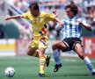 3 iulie 1994, Los Angeles. Ziua cînd marele Batistuta a fost depăşit de tenacitatea lui Dorinel Munteanu: România - Argentina 3-2, la CM 1994. În medalion, Batigol în varianta 2010, cînd a fost ambasador al candidaturii Qatarului pentru CM 2022 // Foto: Guliver/GettyImages