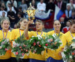 2005. Pe podium la CM din Rusia, cu trofeul acordat vicecampioanelor lumii