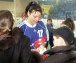 2002. În tricoul Oltchimului, dă autografe după un meci în Liga Campionilor